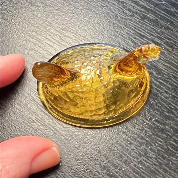 Vintage Miniature Honey Amber Glass Hen on Nest Salt Cellar Degenhart USA - Picture 6 of 11
